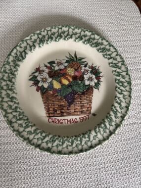 GERALD HENN WORKSHOPS CHRISTMAS 1997 GREEN SPONGEWARE POTTERY PLATE - NEW W/ BOX